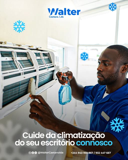 Técnico a limpar uma unidade de ar condicionado